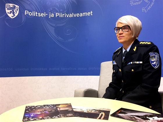 Zástupkyn estonské policie pedstavuje vánoní pohlednice, které budou...