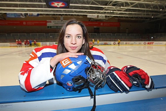 eská hokejová reprezentantka Adéla krdlová je souástí týmu starího dorostu...