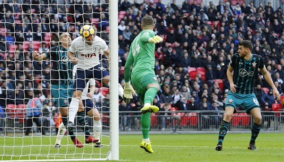 Harry Kane z Tottenhamu skóruje v utkání proti Southamptonu.