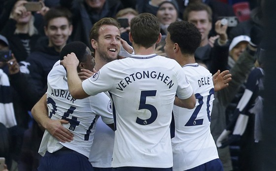 Harry Kane z Tottenhamu přijímá gratulace ke gólu.