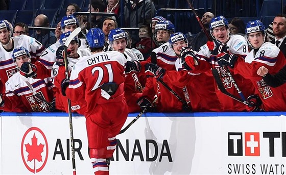 Filip Chytil slaví gól v utkání mistrovství světa hokejistů do 20 let.