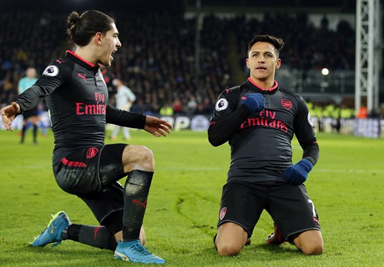 Alexis Sanchez (vpravo) a Hector Bellerin slaví gól Arsenalu.