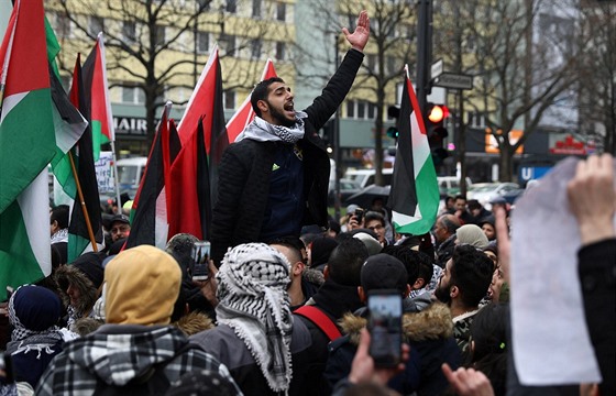 Písluníci arabské komunity v Berlín demonstrují proti rozhodnutí prezidenta...