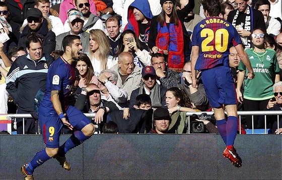 Luis Suárez (vlevo) z Barcelony se raduje z gólu v zápase s Realem Madrid.