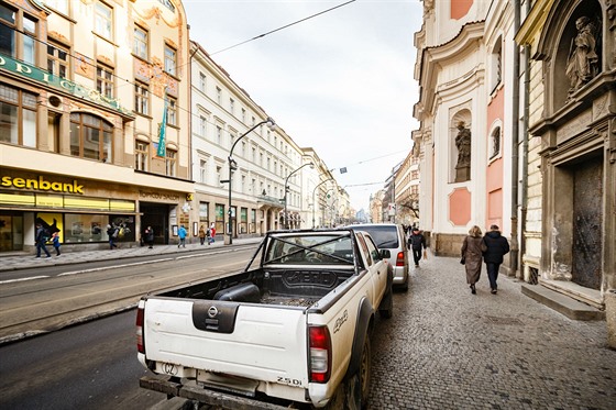 Na Národní tíd, jedné z nejvýznamnjích praských ulic, parkují auta pímo...
