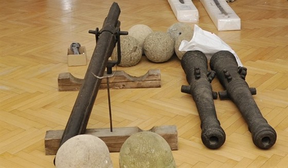 Přerovské muzeum ukazuje na výstavě nálezů středověké a raně novověké výzbroje...