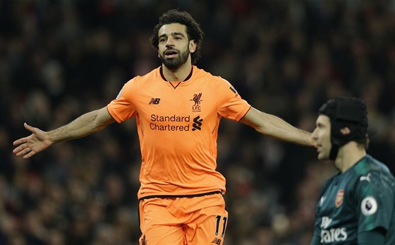 Mohamed Salah z Liverpoolu oslavuje svj gól proti Arsenalu, v popedí...