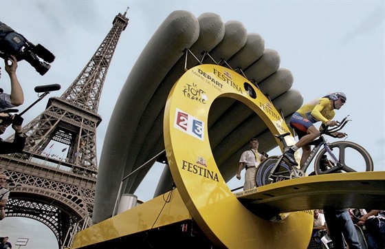 Lance Armstrong startuje pod Eiffelovou v do Tour 2003.
