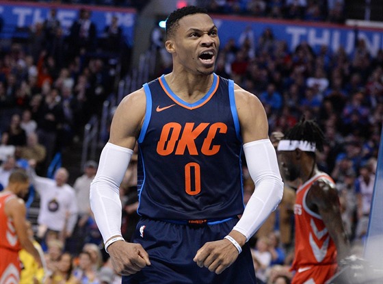 Russell Westbrook z Oklahoma City oslavuje svj ko.