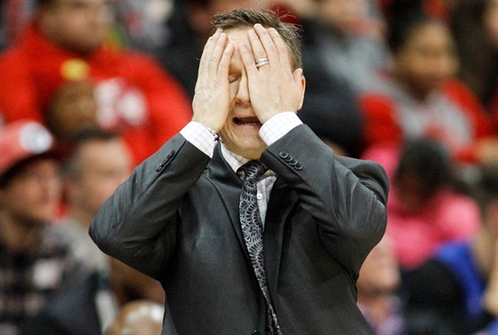 Scott Brooks se pi sledování svých washingtonských svenc v Atlant chytá za...