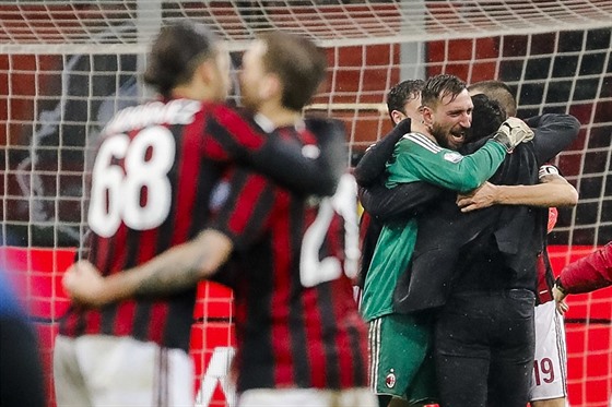 Gennaro Gattuso, trenér AC Milán, se objímá se svým brankáem Antoniem...