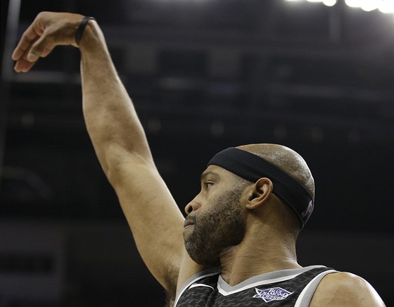 Vince Carter ze Sacramenta trefuje trojku proti Clevelandu.