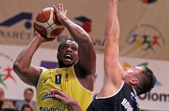 Charles Mitchell (vlevo) z Olomoucka úto�í p�es Pavla Hou�ku z D��ína.