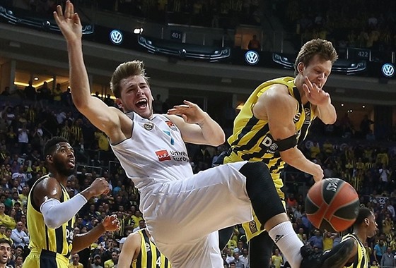 Jan Veselý (vpravo) z Fenerbahce zastavuje Luku Donie z Realu Madrid. Tento...