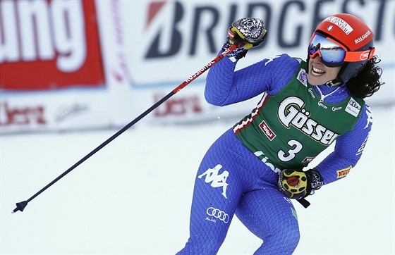 Federica Brignoneová slaví výhru v obím slalomu v Lienzu.