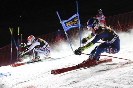 Americká lyaka Mikaela Shiffrinová (vpravo) na trati paralelního slalomu v...