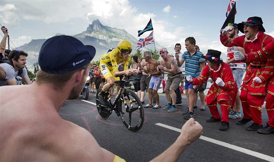 Chris Froome projíždí mezi svými fanoušky v poslední časovce na Tour de France...