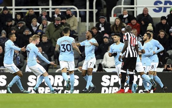 Euforie fotbalist� Manchesteru City po gólu do sít� Newcastlu, uprost�ed je...