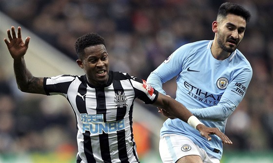 Rolando Aarons z Nescastlu (vlevo) a Ilkay Gündogan z Manchesteru City bojují o...