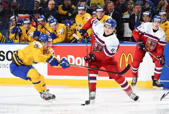 eský útoník Filip Zadina u puku v duelu juniorského mistrovství svta proti...