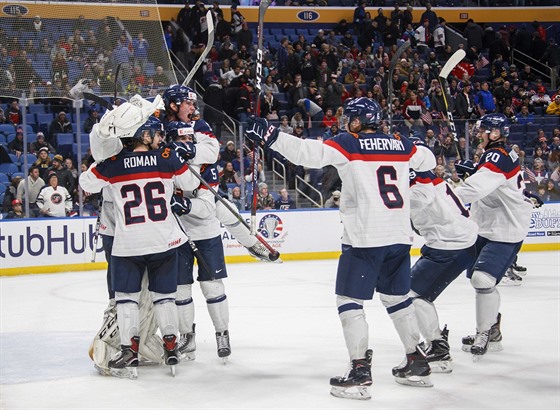 Slovenští hokejisté slaví vítězství nad USA na světovém šampionátu hráčů do 20...