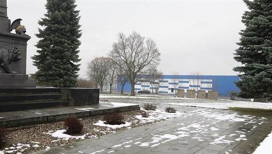 Haly stojí pímo naproti ruskému pomníku památné bitvy u Chlumce z roku 1813.