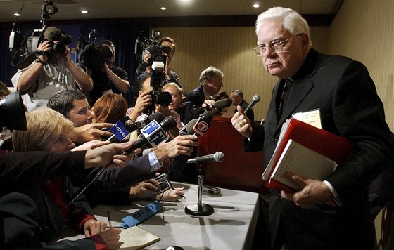 Kardinál Bernard Law na tiskové konferenci v listopadu 2002, krátce po...