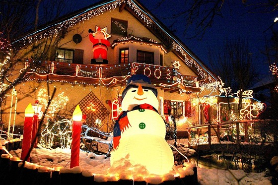Dům se sněhulákem stojí v německém Obermeitingenu. Majitel zdobí dům, který se...
