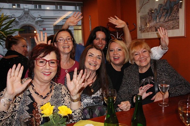 Helena Mar�álková (vlevo) se svými kolegyn�mi z divadla Semafor