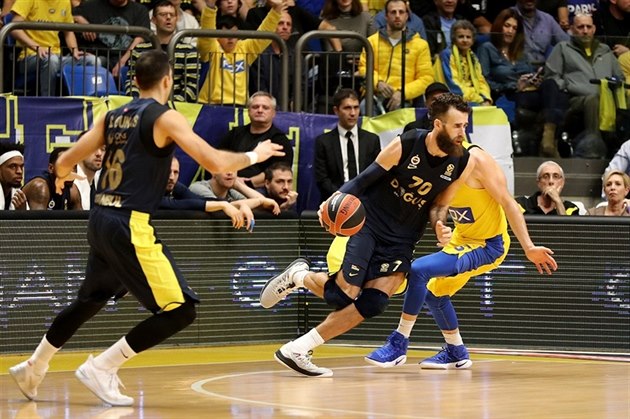 Gigi Datome (u mí�e) z Fenerbahce úto�í na ko� Maccabi Tel Aviv.