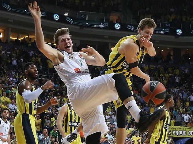 Jan Veselý (vpravo) z Fenerbahce zastavuje Luku Don�i�e z Realu Madrid. Tento...