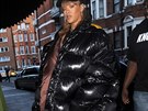 Zpvaka Rihanna v péovém kabátu