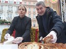 Primátorka Prahy Adriana Krnáčová s premiérem Andrejem Babišem rozdávali rybí...