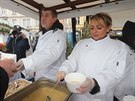 Adriana Krnov s premirem Andrejem Babiem rozdvali ryb polvku a vnoku...