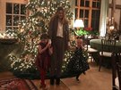 Drew Barrymorová se svými dcerami ped vysokým ivým stromem posetým svtýlky a...