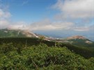 Nádherná scenerie severním smrem z vrcholu Higashi-Azuma, výhled na kouící...