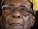 LISTOPAD: Zimbabwsk prezident Robert Mugabe odstoupil ze sv funkce, v n...