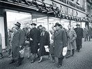 1959: Co asi mají v balících lidé ped obchodním domem Darex na praském...