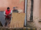 Pracovníci Mstského úadu v Krnov zaali zabedovat poniená okna vyhoelé...