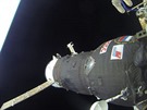Náklaďák Progreess MS-06 ještě připojený ke stanici ISS.