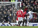 Ashley Barnes z Burnley stílí gól v utkání proti Manchesteru United.