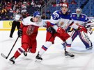 Krytof Hrabík bojuje ped ruskou brankou v utkání mistrovství svta hokejist...