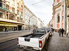 Na Národní tíd, jedné z nejvýznamnjích praských ulic, parkují auta pímo...
