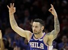 J. J. Redick z Philadelphie se práv trefil za ti body.