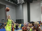 Kateina Elhotová (u míe) z USK Praha zakonuje na ko Galatasaraye Istanbul....