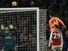 Philippe Coutinho (10) z Liverpoolu hlavičkou překonává Petra Čecha z Arsenalu.