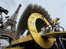 Lance Armstrong startuje pod Eiffelovou ví do Tour 2003.