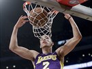 Lonzo Ball z LA Lakers smeuje proti Portlandu.