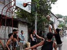 Partiky v ulicích filipínské metropole Manily hrají basketbal.