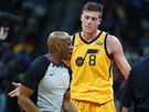 Jonas Jerebko z Utahu si stuje u rozhodího Treho Maddoxe.